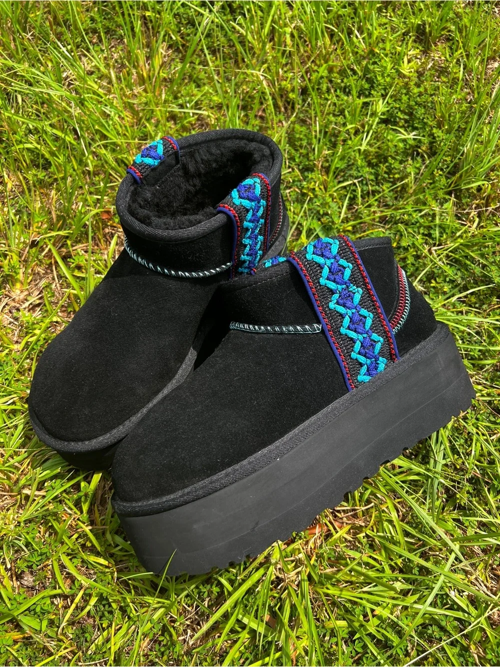 CLEAN UGG size 7 Womens Mini II Braid Platform Boots Black